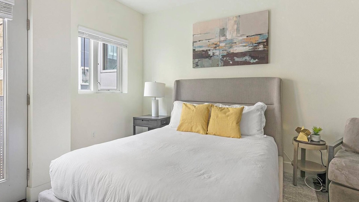 Pearl District Apartment | Landing | Stylish Studio, Gym, Courtyard