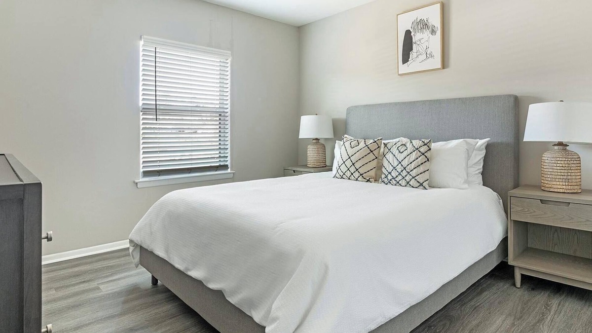 Homewood Apartment | Landing | Stylish 2BD, Gym, Pool