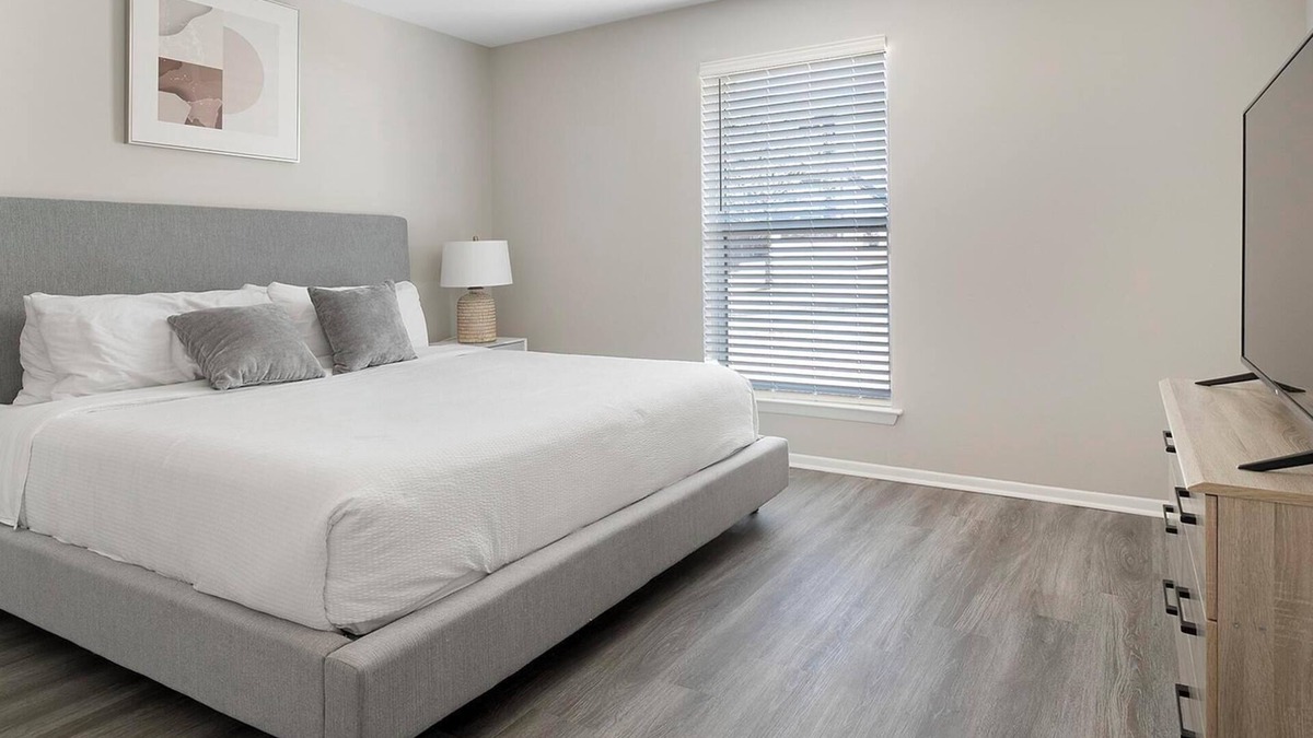 Homewood Apartment | Landing | Stylish 1BD, Gym, Pool