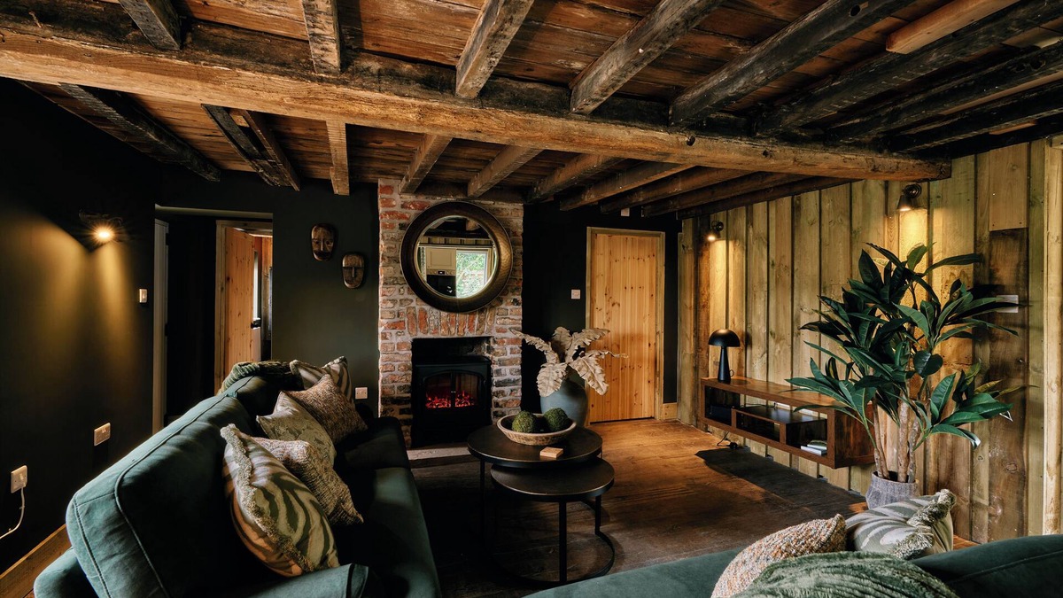 Tatton Park House | Landlords Cottage was once the village pub, now a characterful holiday retreat in the heart of Lower Withington, Cheshire.
