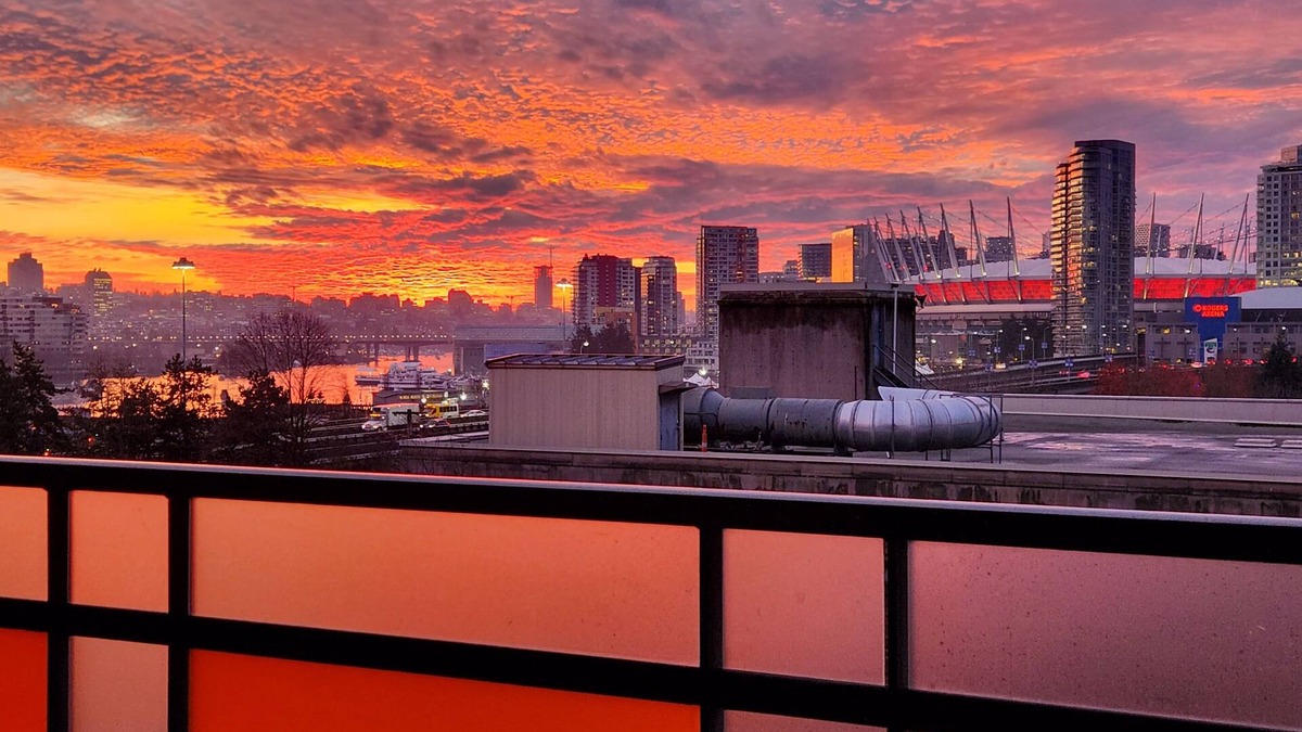 Strathcona Condo | Landmark Views Condo | Licensed | Parking | Soundbar | Near BC Place, Amtrak