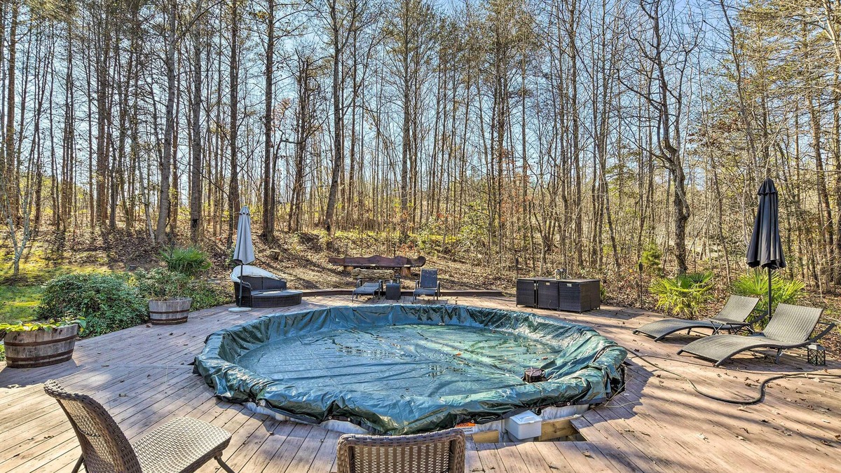 Landrum Cottage | Landrum 'treehouse' - Hot Tub & Trail Access!