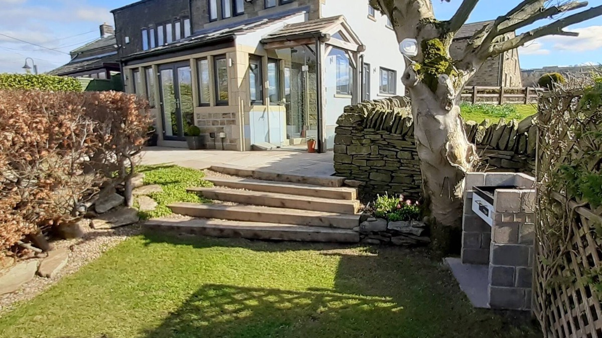 Hepworth House | Lane End Cottage Holmfirth - Panoramic Views, Modernised with offroad parking