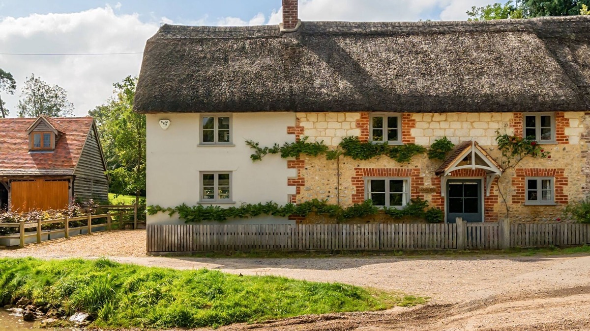 West Compton Cottage | Lanes End Cottage- situated in a pretty hamlet amid glorious Dorset countryside.
