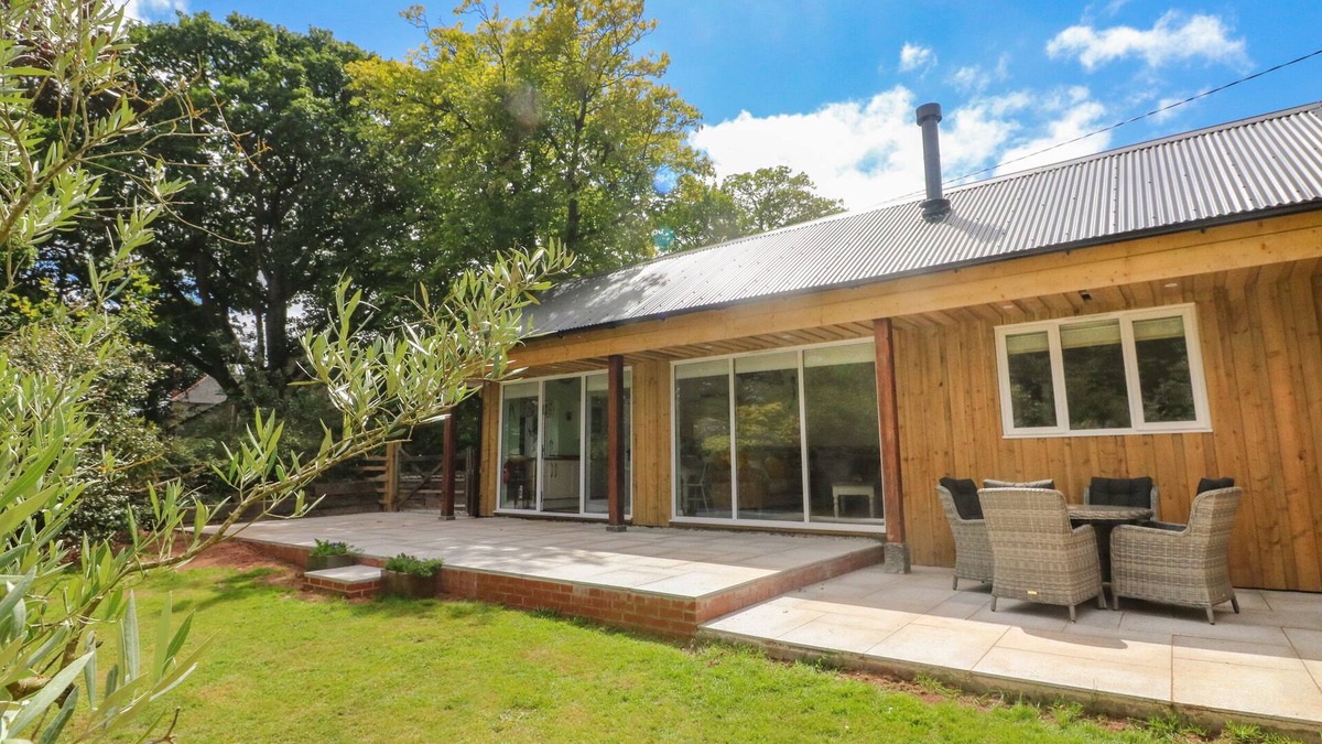Broadwoodkelly Cottage | LANGDALE BARN, pet friendly, with open fire in Sampford Courtenay