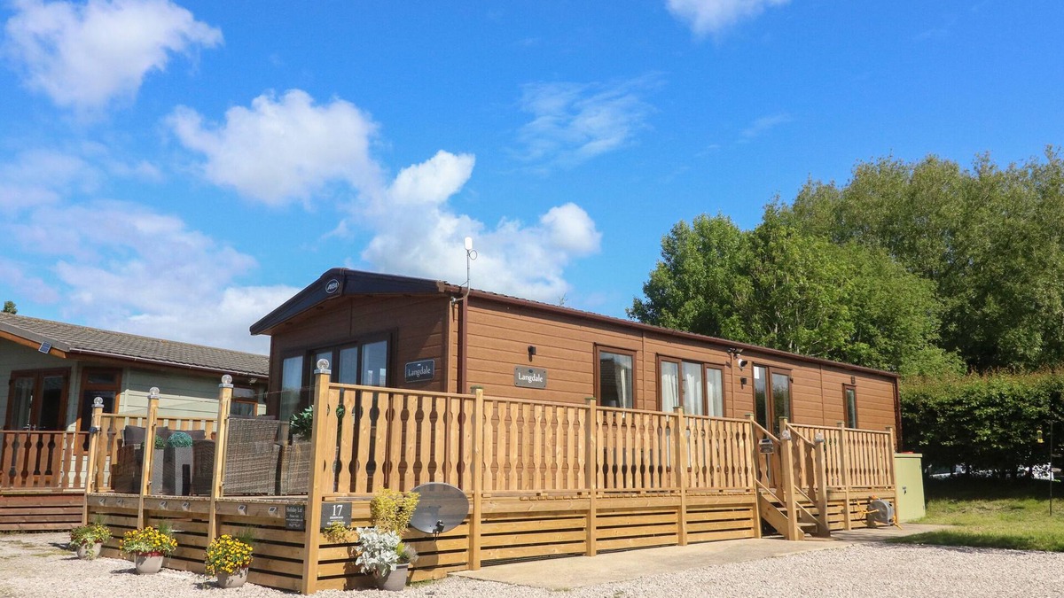 Yealand Conyers Cottage | LANGDALE LODGE, pet friendly, with a garden in Tewitfield Marina