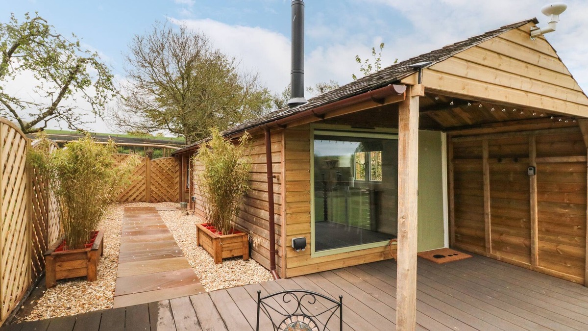 East Portlemouth Cottage | LANGDALE LODGE, pet friendly, with open fire in Sampford Courtenay