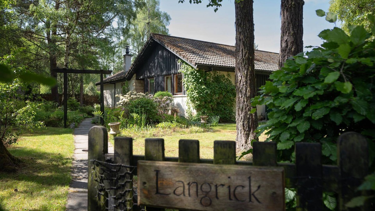 Nethy Bridge House | Langrick - a bungalow that sleeps 10 guests in 5 bedrooms
