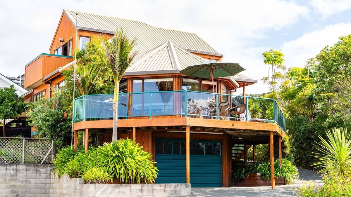 Langs Beach House | Langs Retreat - Large, sunny beach house one row back from Langs beach