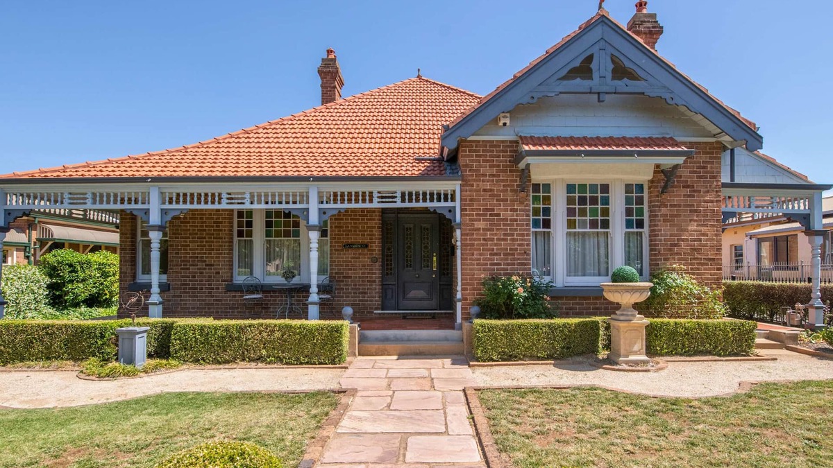 Orange House | Lansdowne - Grand Byng St Heritage Home in CBD