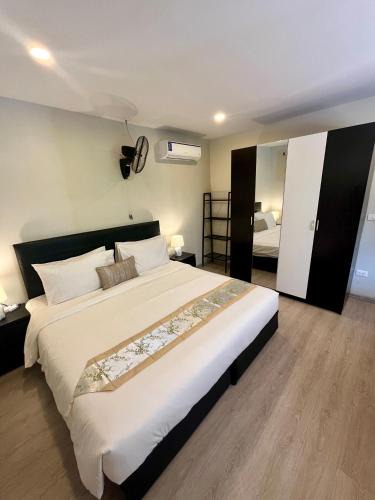 Ko Lanta Apartment | Lanta Sunshine Residence Apt 1 One Bed Apartment with AC and Work Space