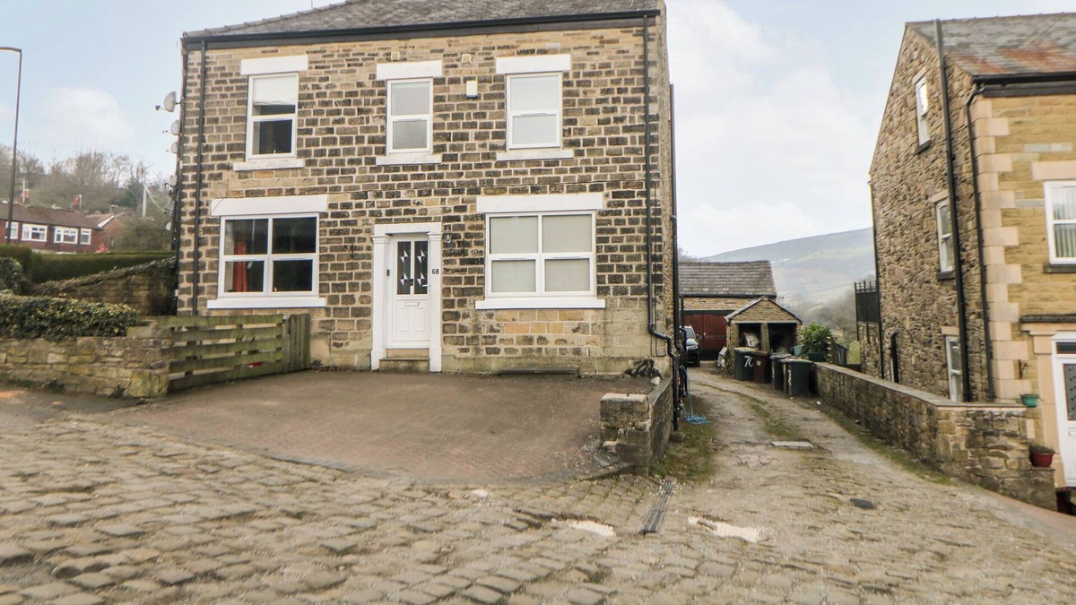 Hayfield House | LANTERN VIEW, pet friendly, with a garden in Hayfield