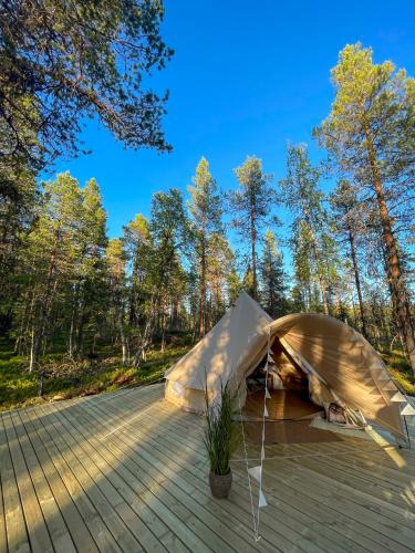 Mellanstrom Other | LaplandLiv Glampingtent with private sauna at the lake!