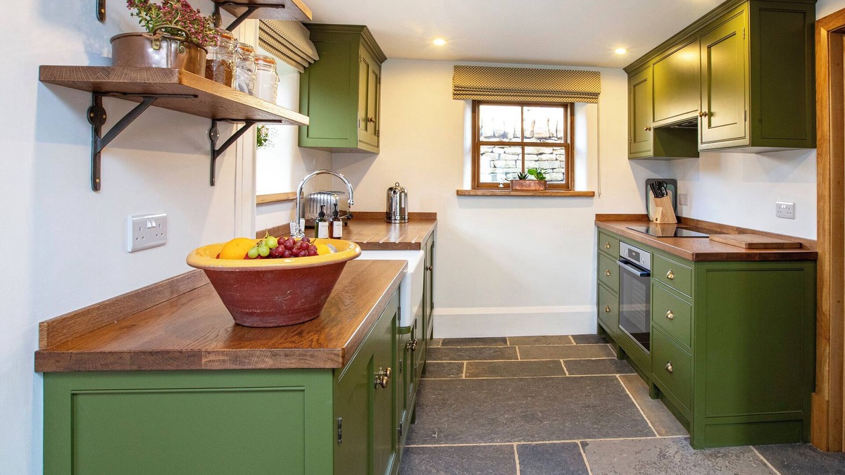 Sutton-in-Craven Cottage | LAPWING COTTAGE, character holiday cottage, with hot tub in Cowling