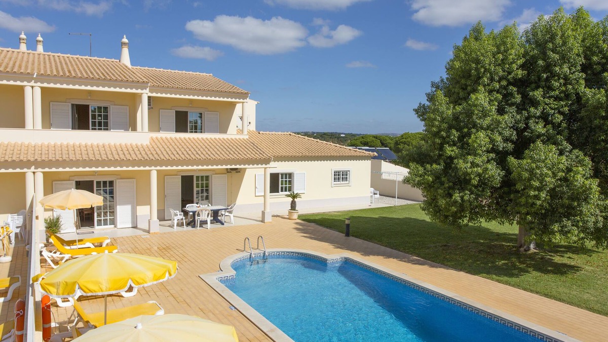 Mosqueira Villa | Laranjeiras:Quiet location. Family friendly with Pool, BBQ. Near the strip