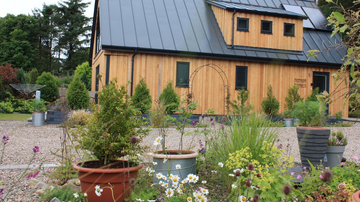 Ellon Cottage | LARCHWOOD LODGE, family friendly, with a garden in Ellon