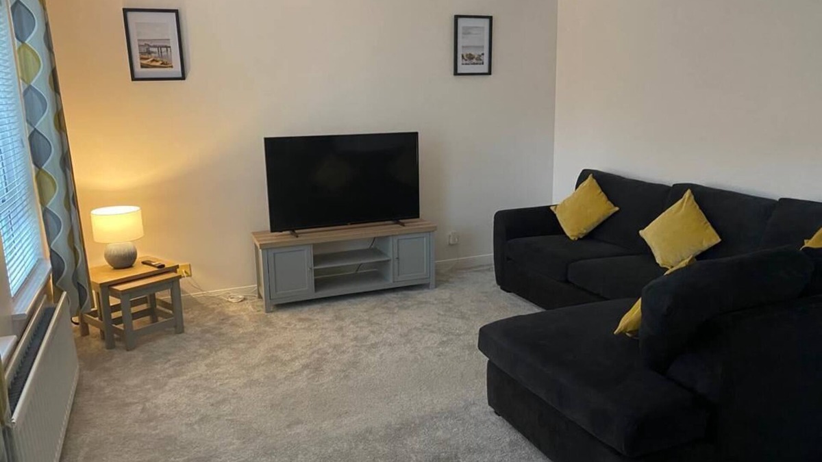 Broughty Ferry Apartment | Large 1 bed flat with parking, central Broughty Ferry