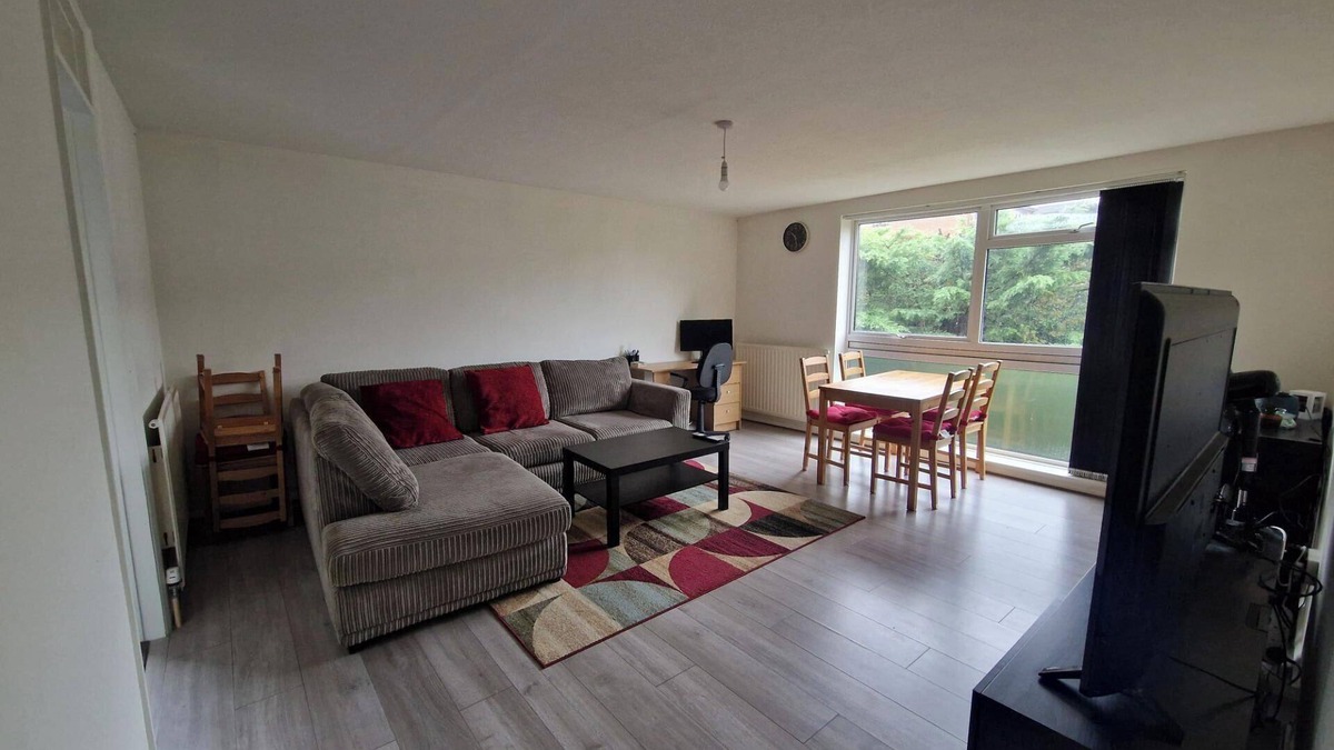 Purley Apartment | Large 1 bed flat in Purley, close to train station