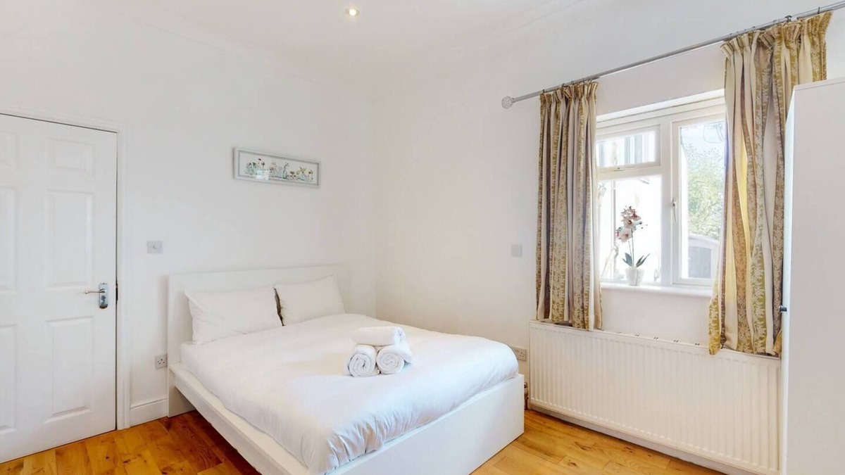 Friern Barnet Apartment | Large 1 Bedroom Near Central London, Alexandra Palace, New Southgate Arnos Grove