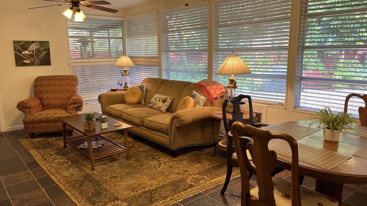 Altamont Manor Apartment | Large 1 BR apt. - just a 12-minute walk to Groceries, Downtown, Food & Shops!