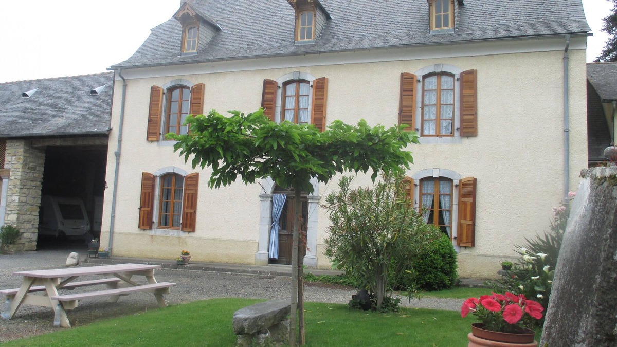 Bernac-Dessus House | Large 19th century character house.
