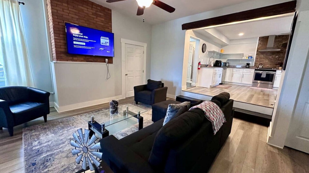 South Side Slopes House | Large 1BR on hill close to everything in Pitt