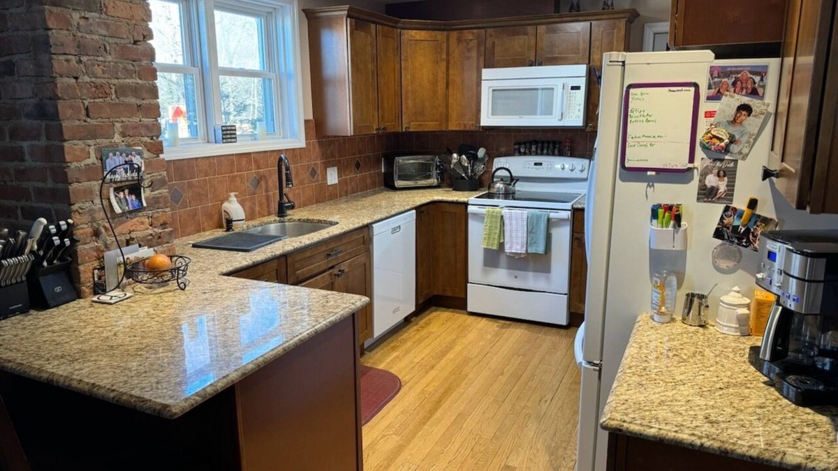 Rotterdam Junction Apartment | Large 1st Floor Flat for 2 with the Comforts of Home Between Saratoga and Albany