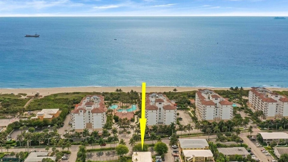 Palm Beach Shores Apartment | Large 2 Bed 2 Bath, King Beds, Screened Patio, Smart TV's in each room!