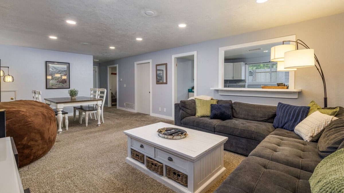 Cottonwood Heights Apartment | Large 2 Bedroom Apt | Cute
