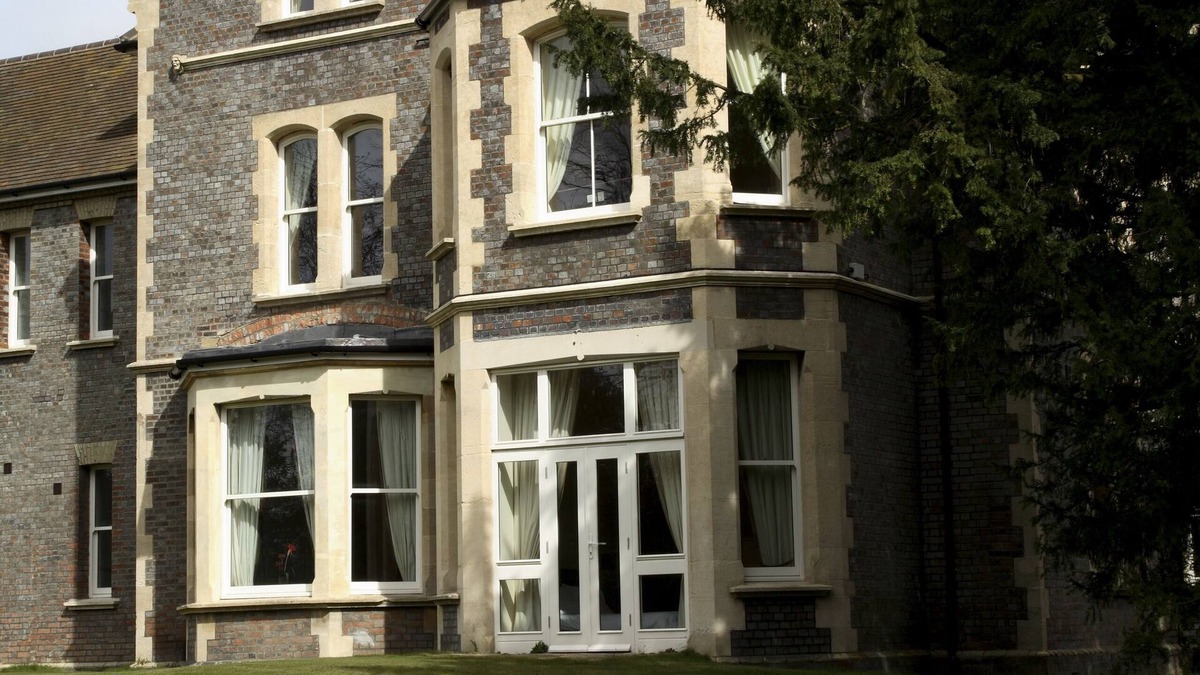 Basingstoke House | Large 2 bedroom 2 bathroom King Double - Basingstoke Serviced Apartment