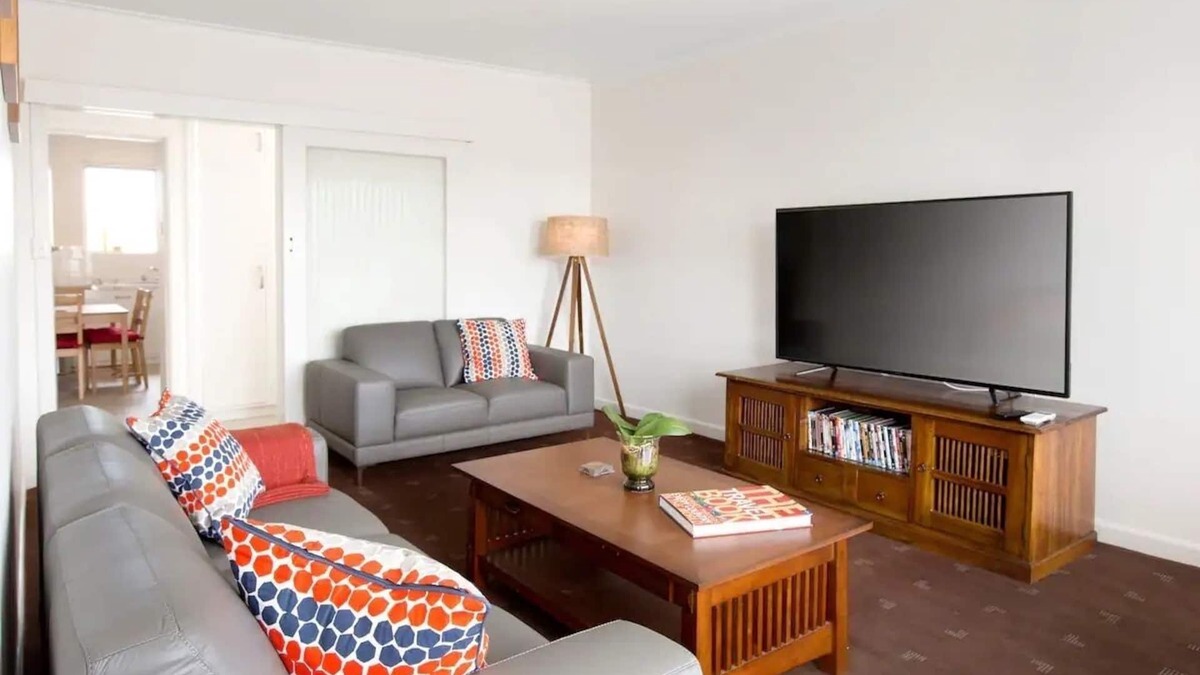 Glen Huntly House | Large 2 bedroom apartment - near Monash University Caulfield