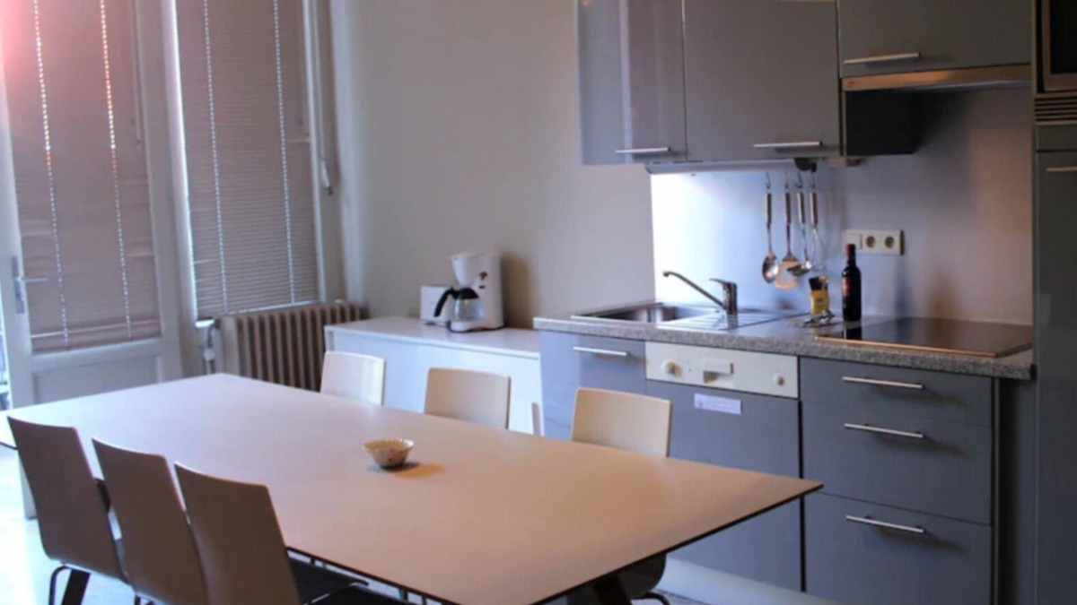Upper Town Apartment | Large 2-Bedroom Apartment. Fully equipped. Great location!