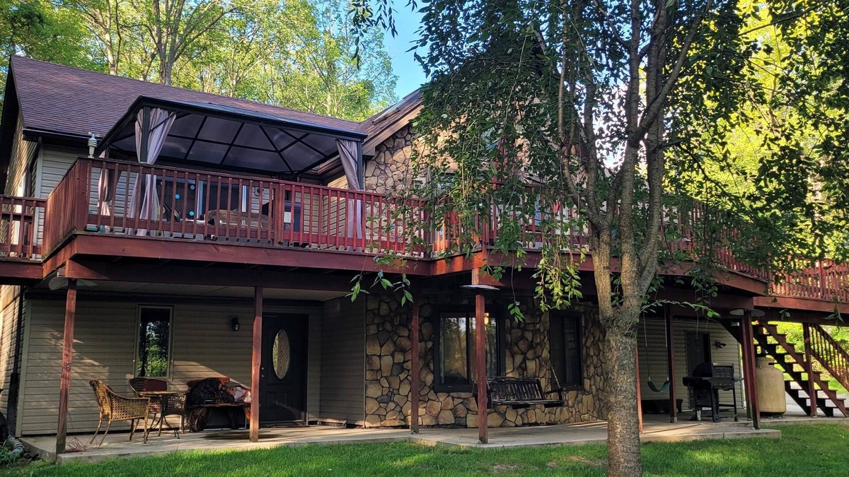 Zion Condo | LARGE 2 BEDROOM CONDO ON WOODED LOT, POOL AND HOT TUB, MIN TO PENNSTATE