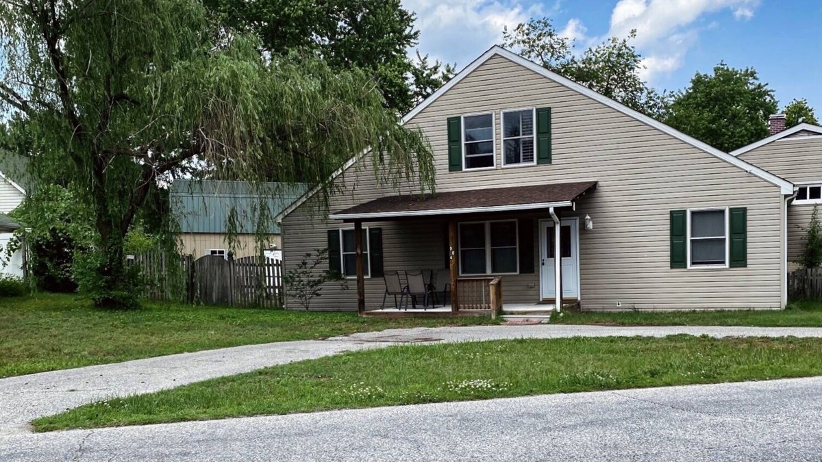 Arnold House | Large 2 bedroom house with private parking in a nice neighborhood