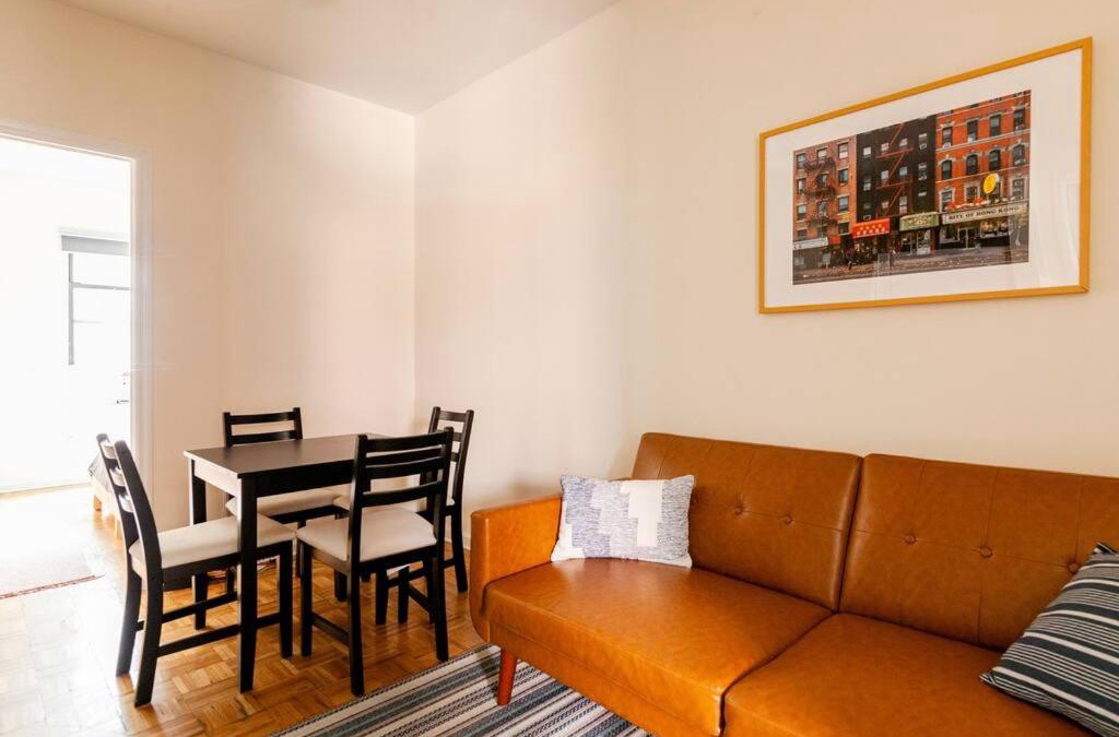 Little Italy Apartment | ✪ Large 2 Bedrooms ✪ Queen Beds ✪ Work Stations