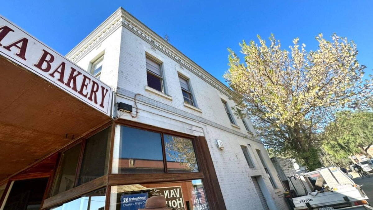 Deakin House | Large, 2 BR stable conversion (circa 1874) tucked in the heart of old town. 🍃