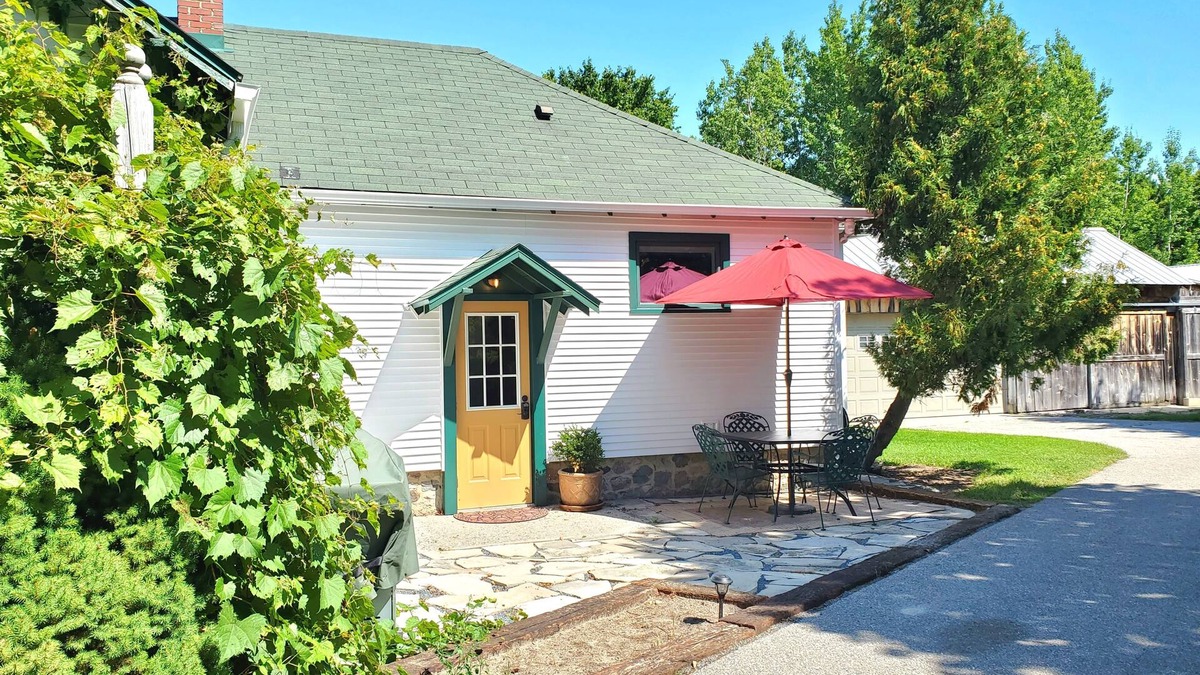 Williamsburg House | Large 2Bed/1Bath Country House - 3.6 Miles Traverse City Horse Show/Gold Cup