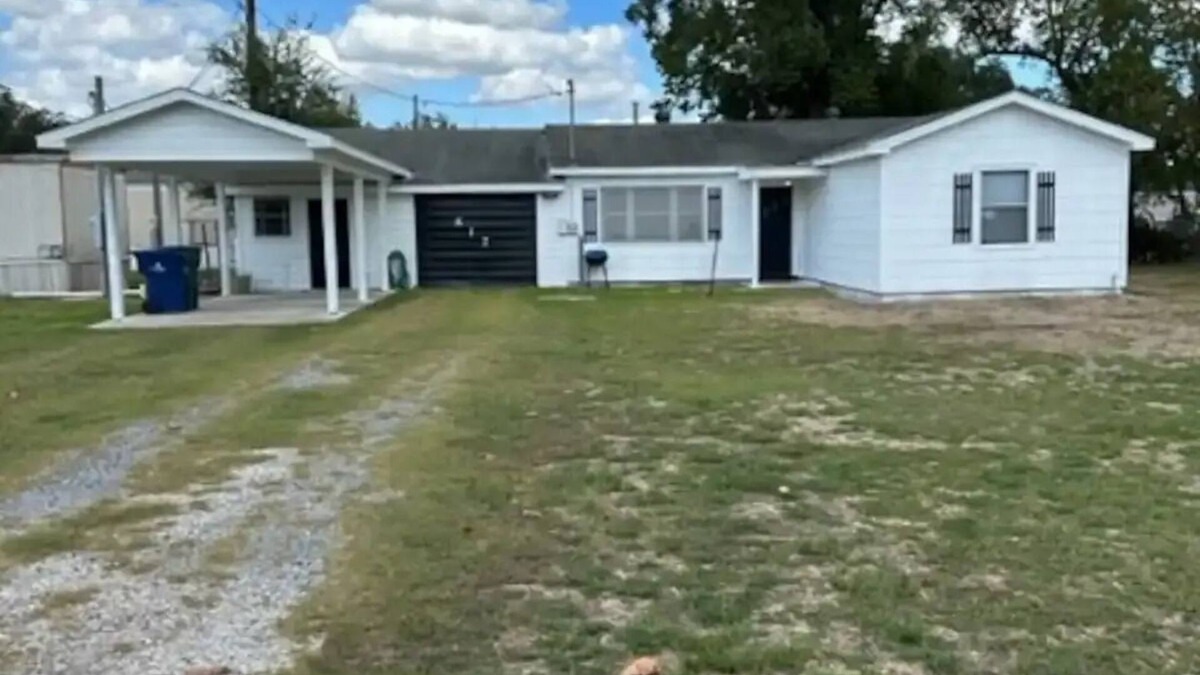 Sulphur House | LARGE 3/1 home close to refinery/casino/food