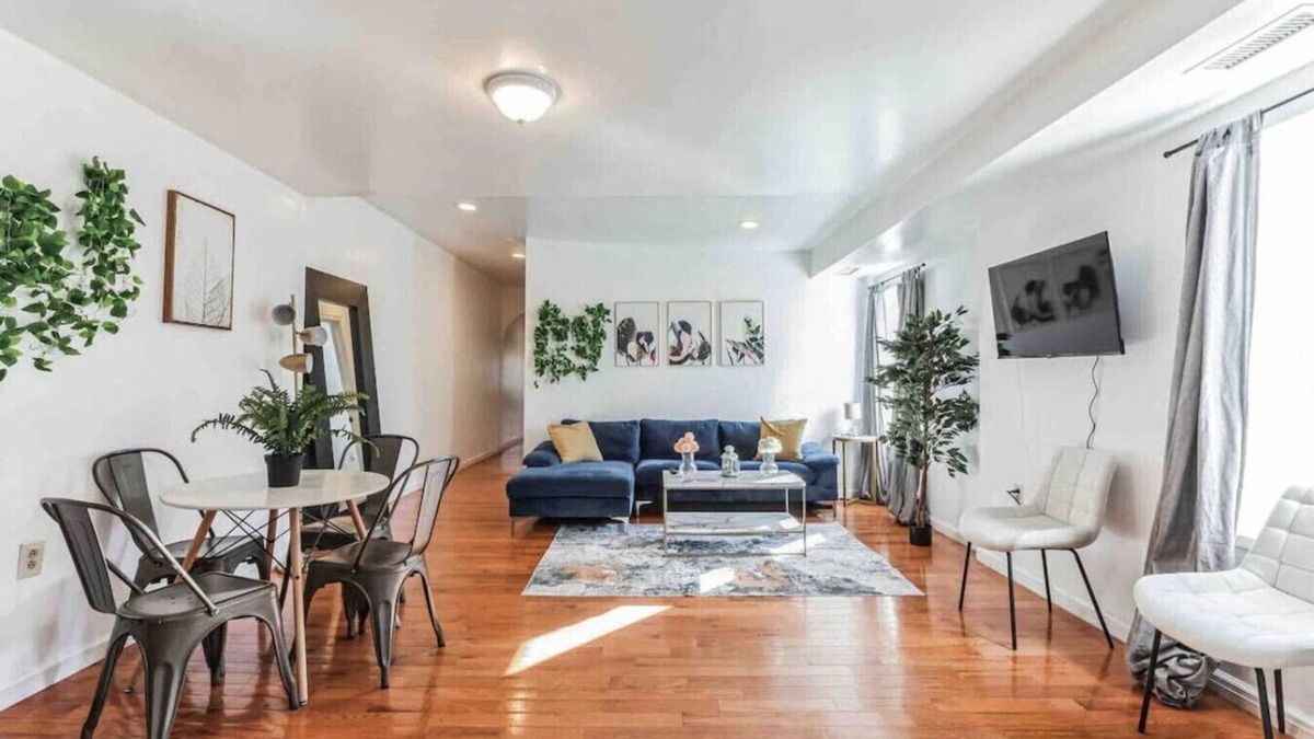 Fairmount Apartment | Large 3/2 in Spring Garden