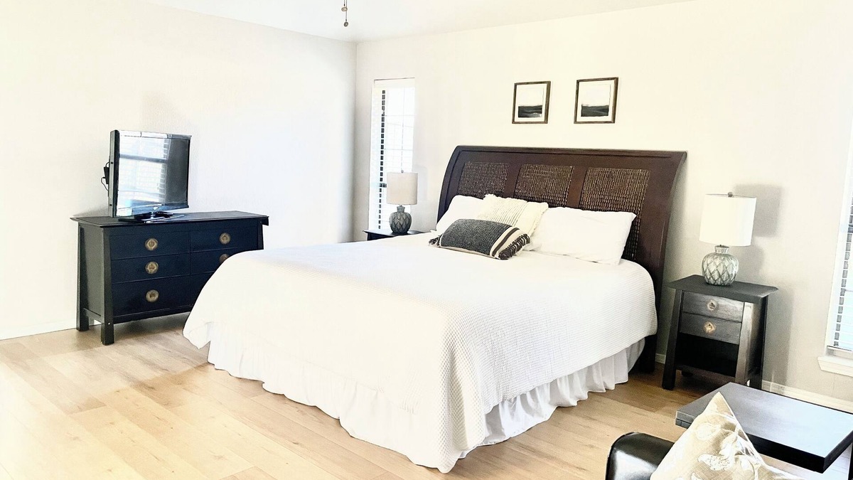 Paris House | Large 3 bed/2 bath luxury home in central location!