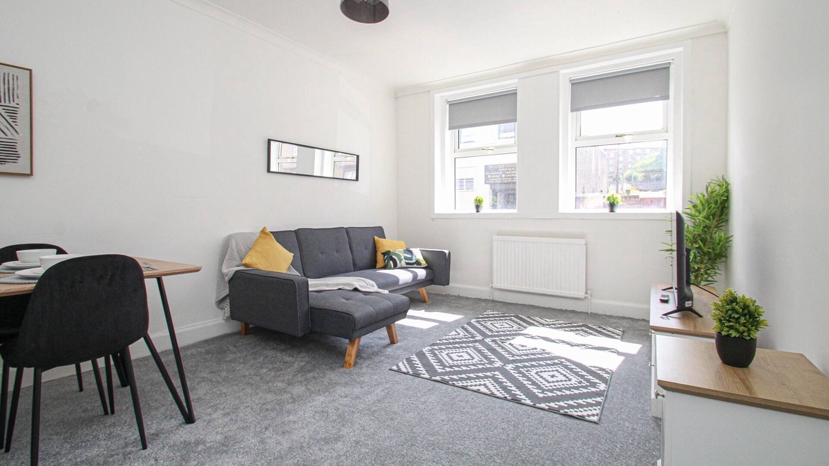 Greenock Apartment | Large 3 bed apartment in town centre