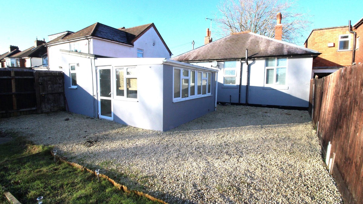 Seisdon House | Large 3 Bed Bungalow - Beautiful Refurb - Garden