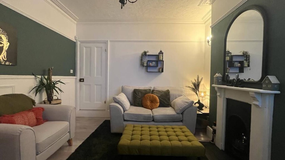 Ilkeston House | Large 3 Bed House, 2 Bathrooms. For workers, couples & families. n