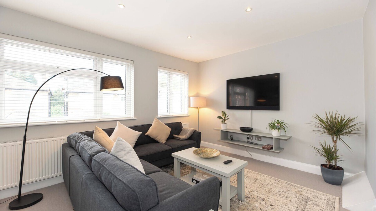 Fulwell and Hampton Hill Apartment | Large 3 Bedroom Apartment in Leafy Hampton Hill, Richmond