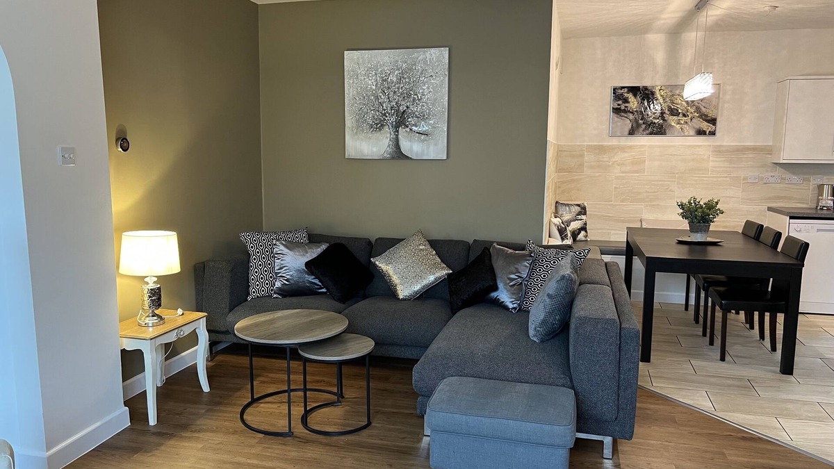 Street Apartment | Large 3-Bedroom Holiday Let Steps Away to Street High Street with Onsite Parking