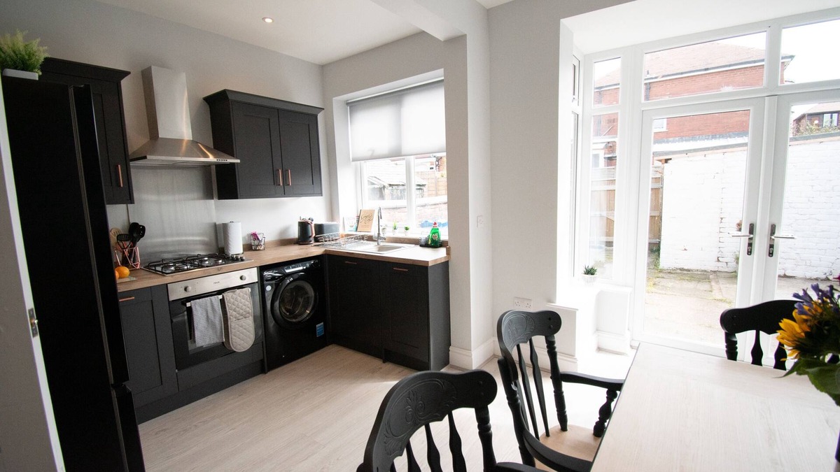 Oldham House | Large 3 Bedroom House with family bathroom