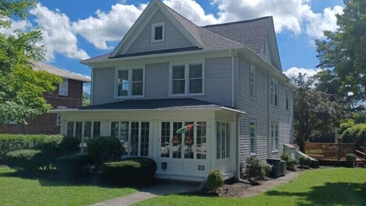 White Sulphur Springs House | Large 4 Bedroom House: short walk to Greenbrier & 30 min drive to Lake Sherwood