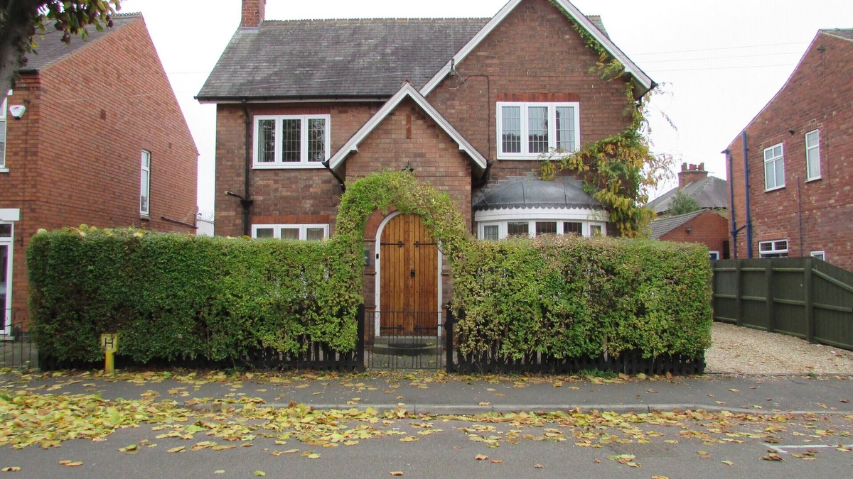 Newark House | Large 4 bed detached house with parking