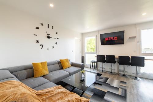 Mont-Mesly Apartment | Large 4 Bedroom Apartment near metro - only 30 minutes to Paris and Disneyland