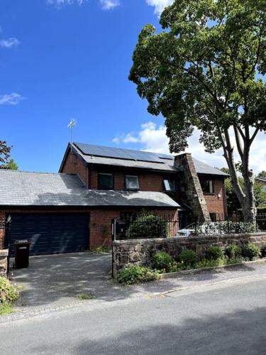 Birkenhead Villa | Large 4 bedroom house, electric gated driveway.